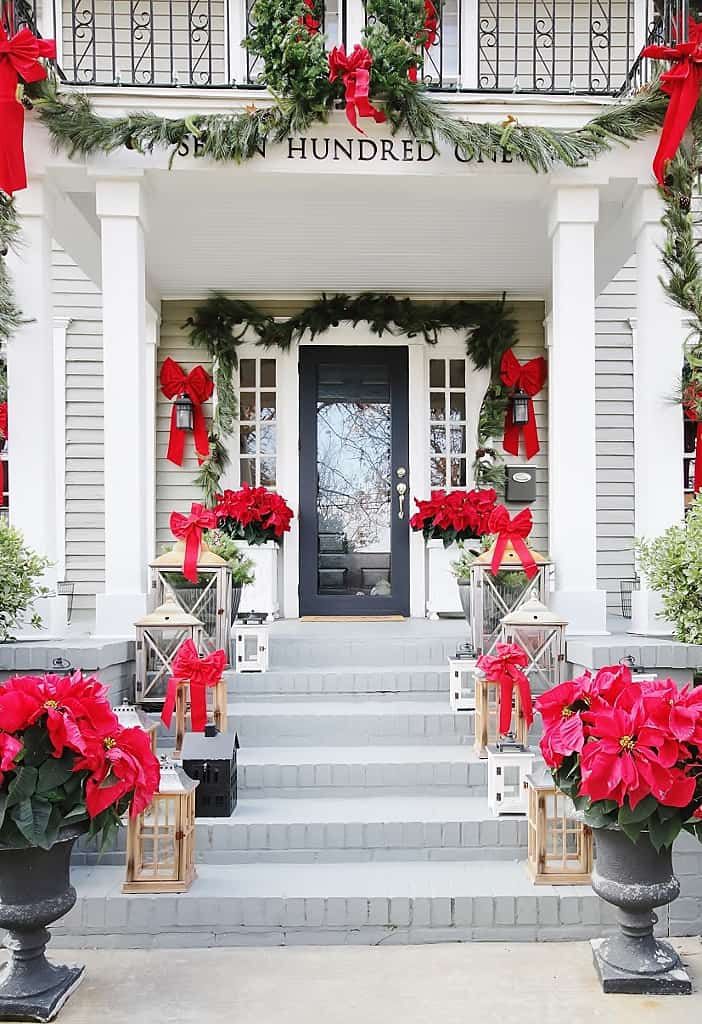 68 Pretty Front Porch Christmas Decorating Ideas for a Festive Welcome