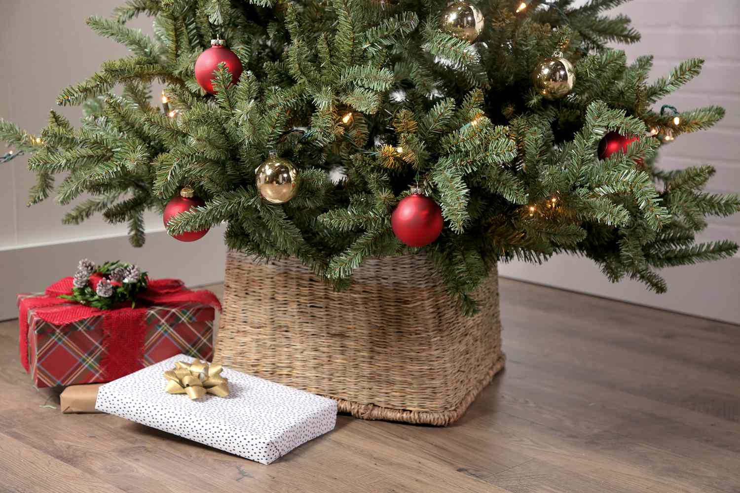 8 Budget-Friendly Ideas for a DIY Christmas Tree Collar