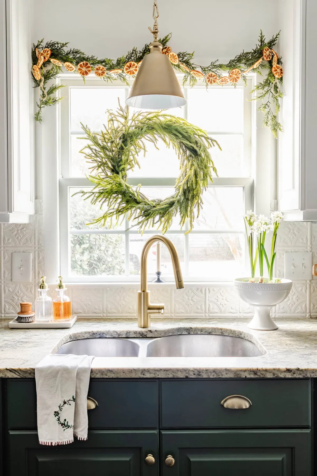 9 Quick Christmas Kitchen Decor Ideas - Bless'er House