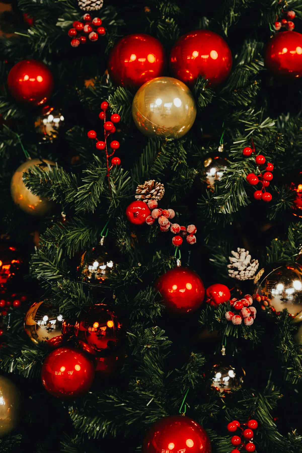 A christmas tree with red and gold ornaments