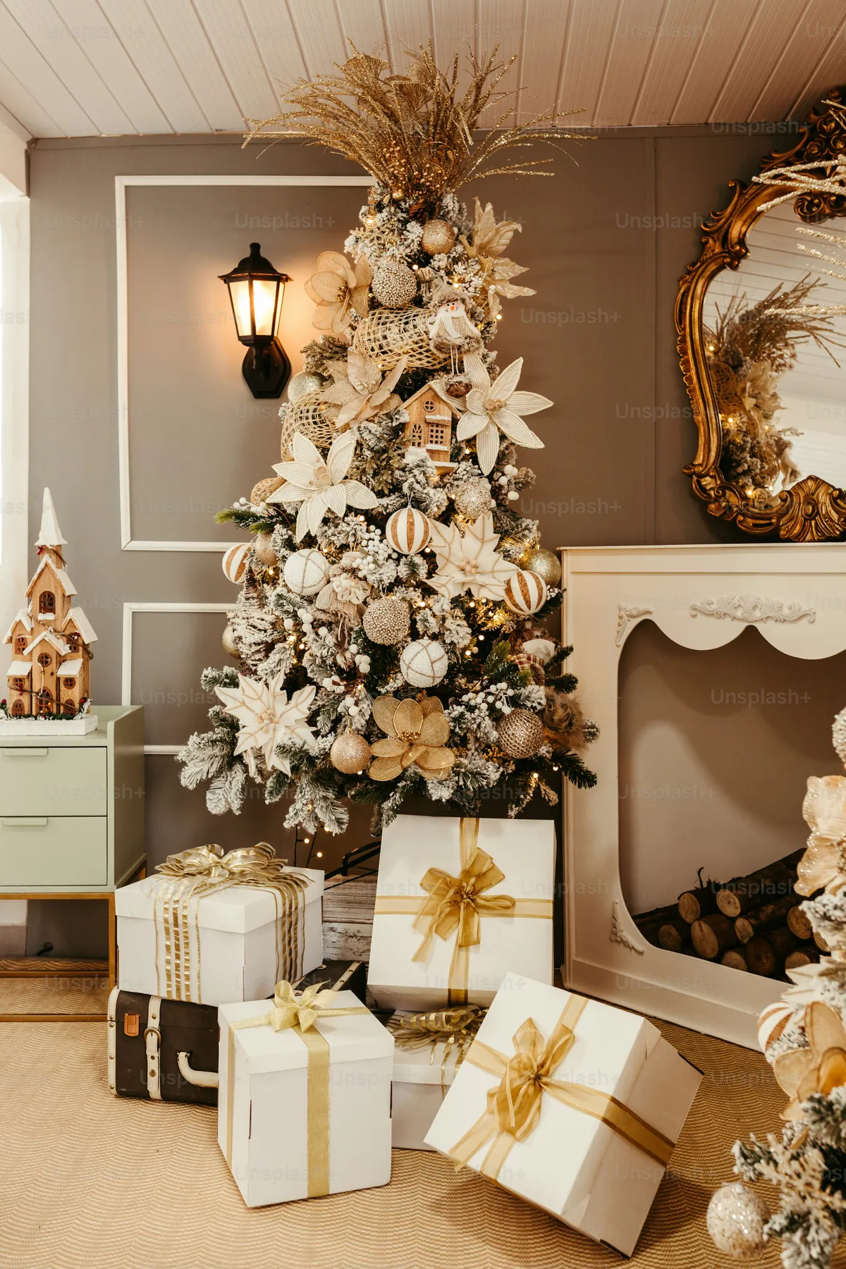 A decorated christmas tree in a living room - Photo on Unsplash+