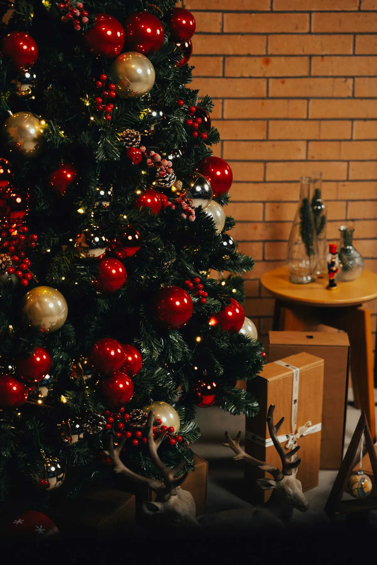 A decorated christmas tree in a living room - Free Photo on Unsplash
