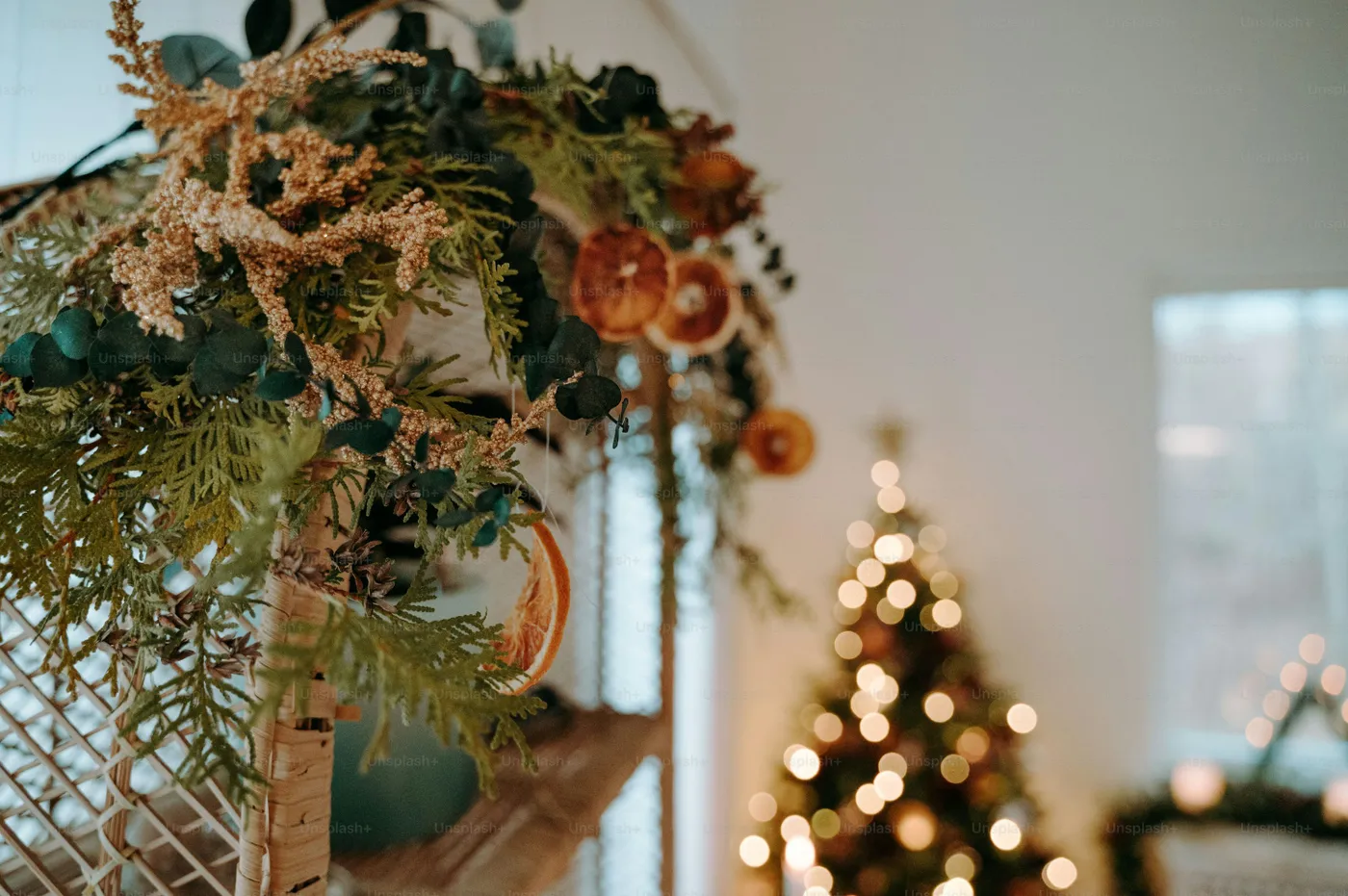 A decorated christmas tree in a living room - Photo on Unsplash+