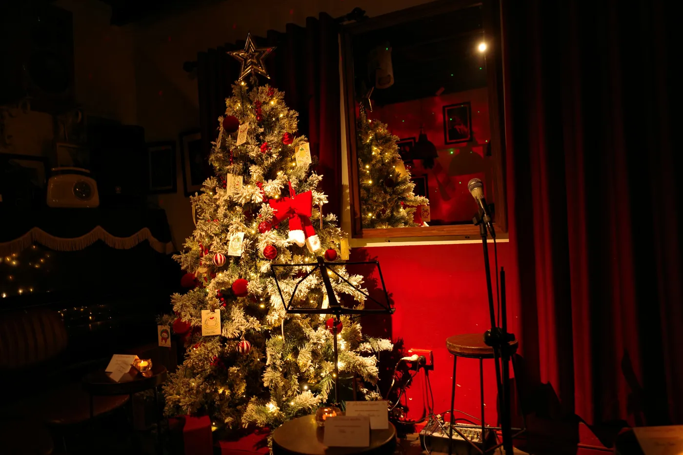 A decorated christmas tree with a red bow - Free Photo on Unsplash