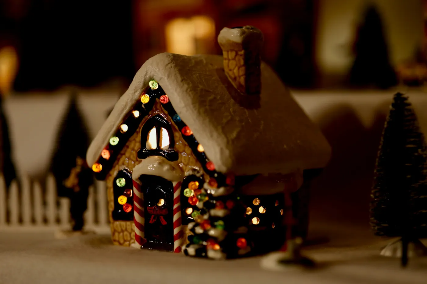 A festive gingerbread house with colorful lights - Free Photo on Unsplash