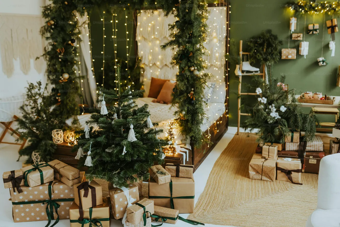 A living room decorated for christmas with presents - Photo on Unsplash+