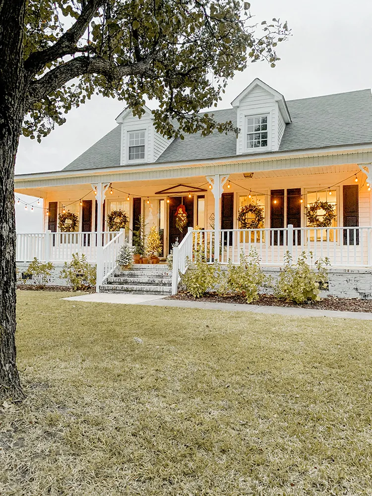 An Old Fashioned Christmas Front Porch Tour – It's A Wonderful Life Style |  We Lived Happily Ever After