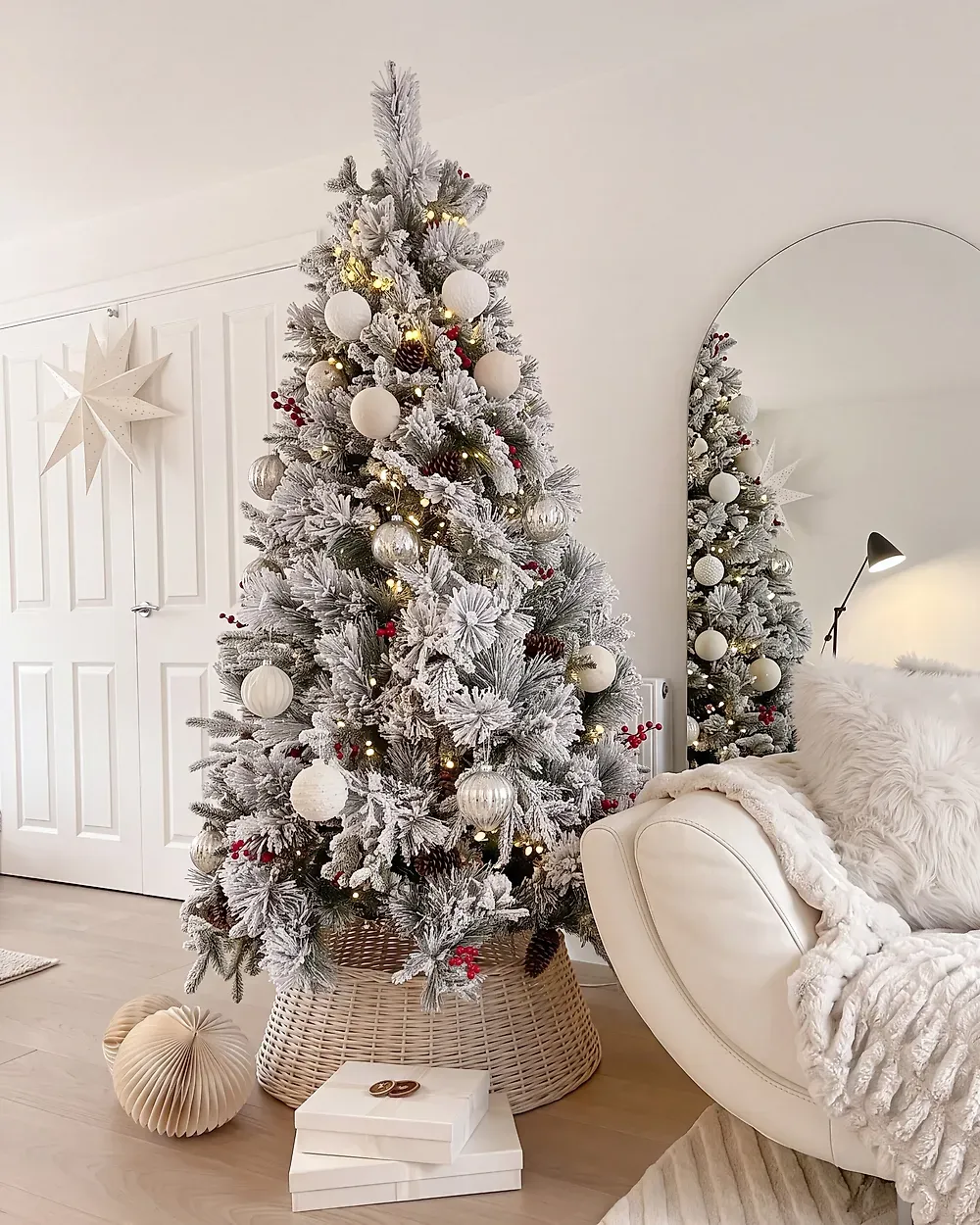 Artificial Snowy Christmas Tree MASALA 180 cm White - Beliani.se