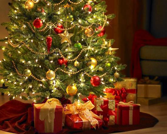 Beautiful Christmas Decor in Charming Old Fashioned Red Colors