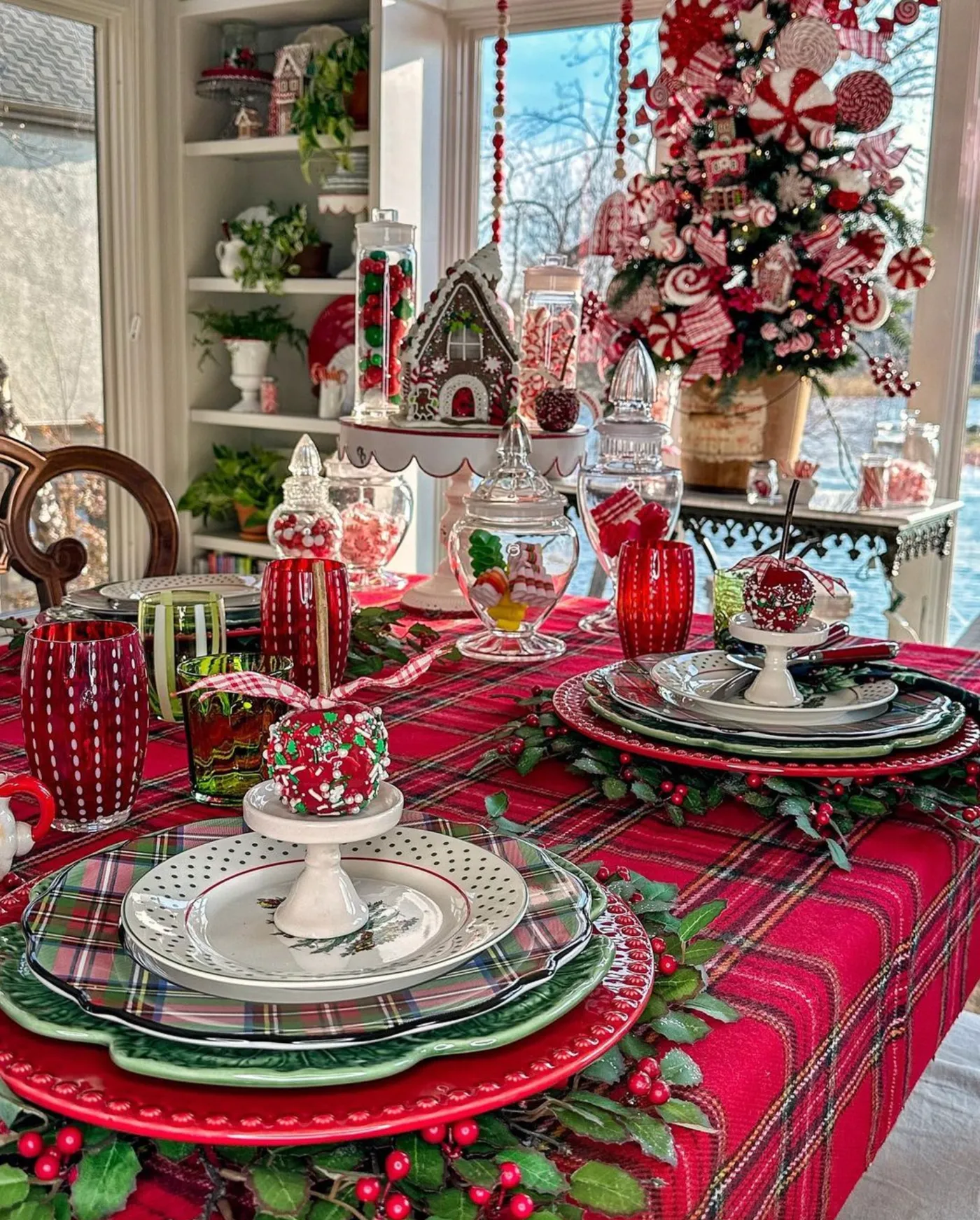 Beautiful Christmas Themed Tablescape Ideas for Christmas Dinner