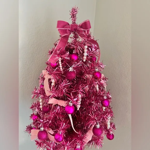 ✨🎀 𝑪𝒉𝒓𝒊𝒔𝒕𝒎𝒂𝒔 𝒊𝒏 𝑱𝒖𝒍𝒚 𝒈𝒍𝒂𝒎! 🎀✨ Bring Pink Barbie Themr  Christmas Tree 25” Glam Holiday Decor Vintage Style