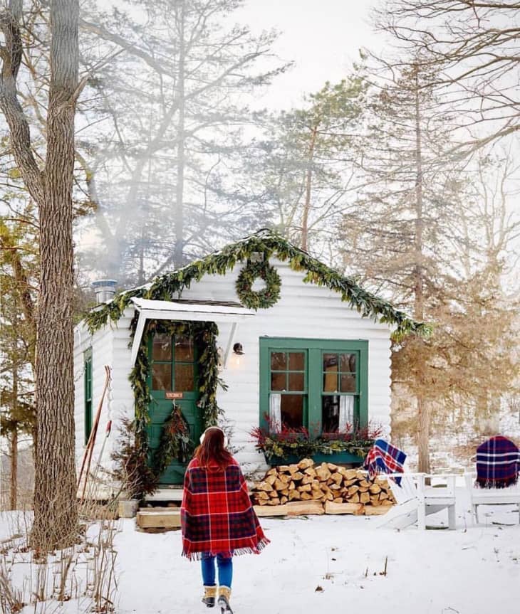 Chic Outdoor Christmas Decorating Ideas | Apartment Therapy