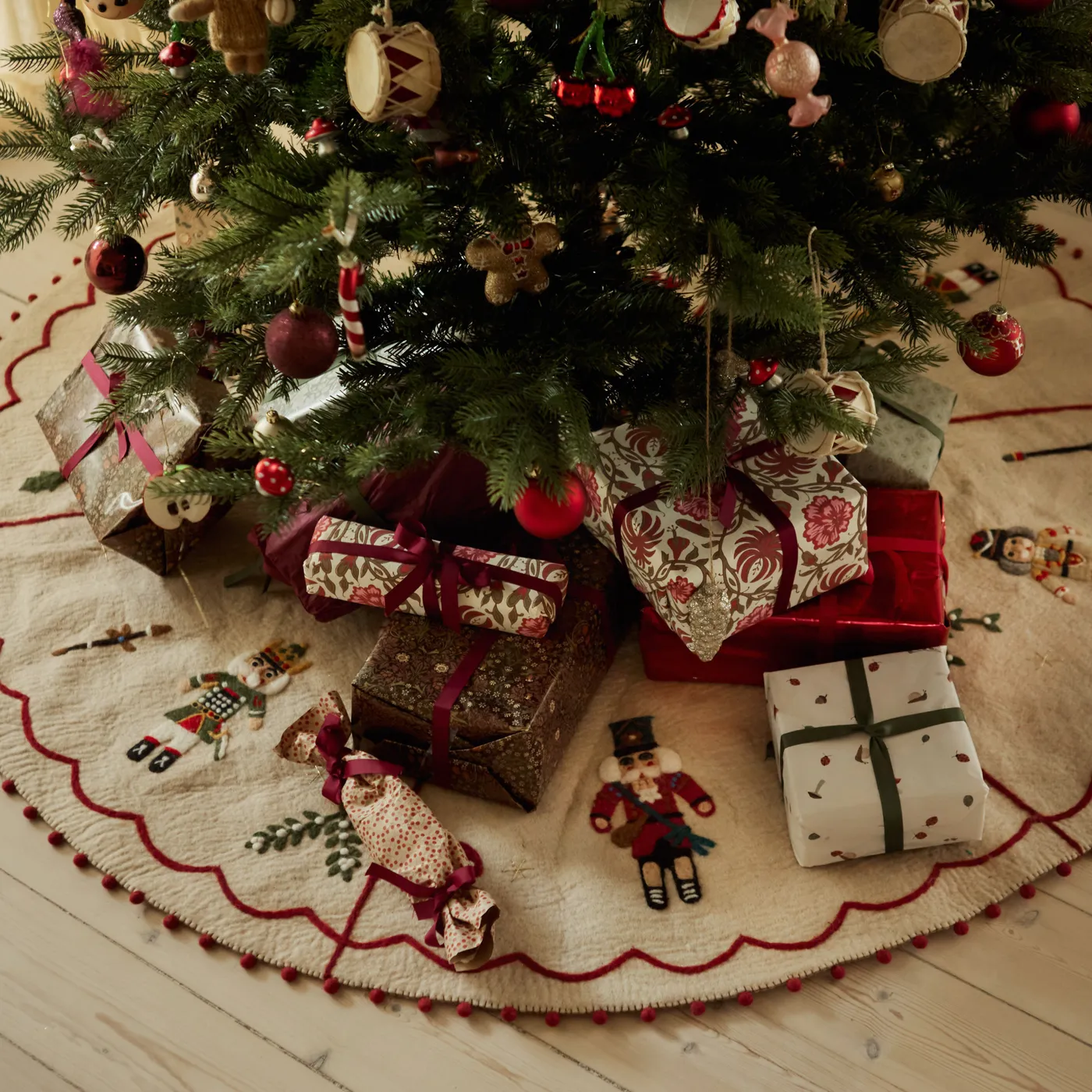 Christmas Carnival - Tree Skirt Crochet Pattern - 52 Tree Skirt