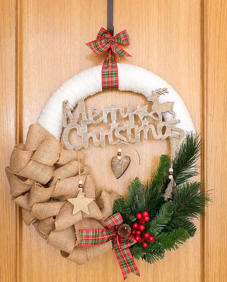 Christmas Door Decor Ideas With Cheerful And Cozy Vibes