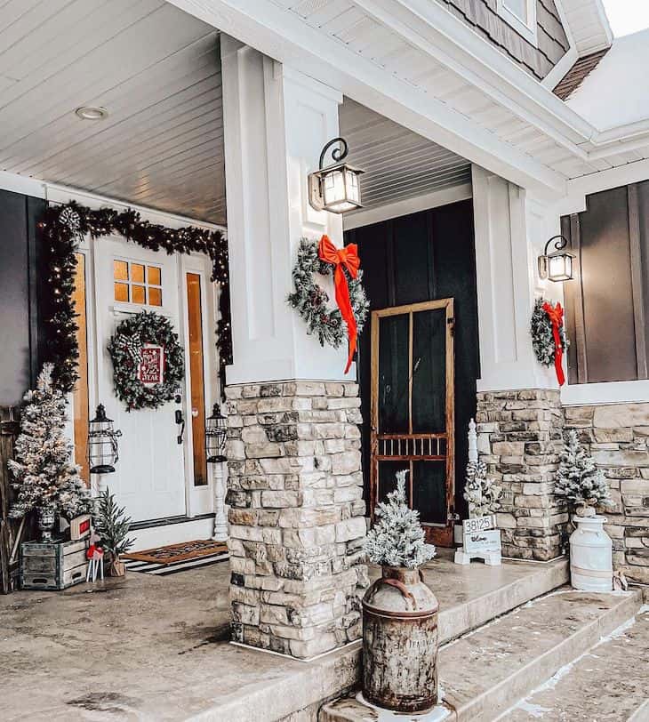 Christmas homes - Red, white and green Christmas decor - Farmhousehub