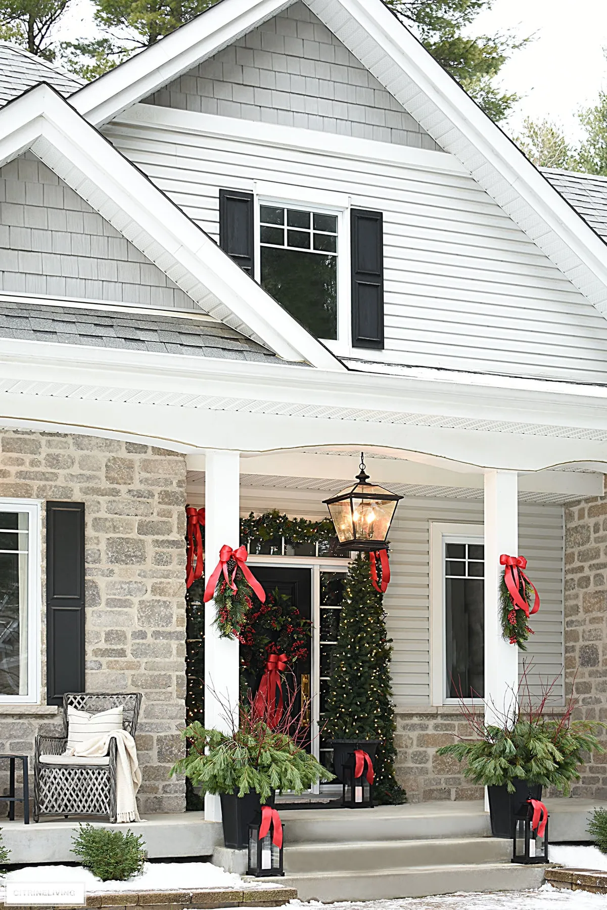 Christmas Porch Decor in Classic Red || CITRINELIVING