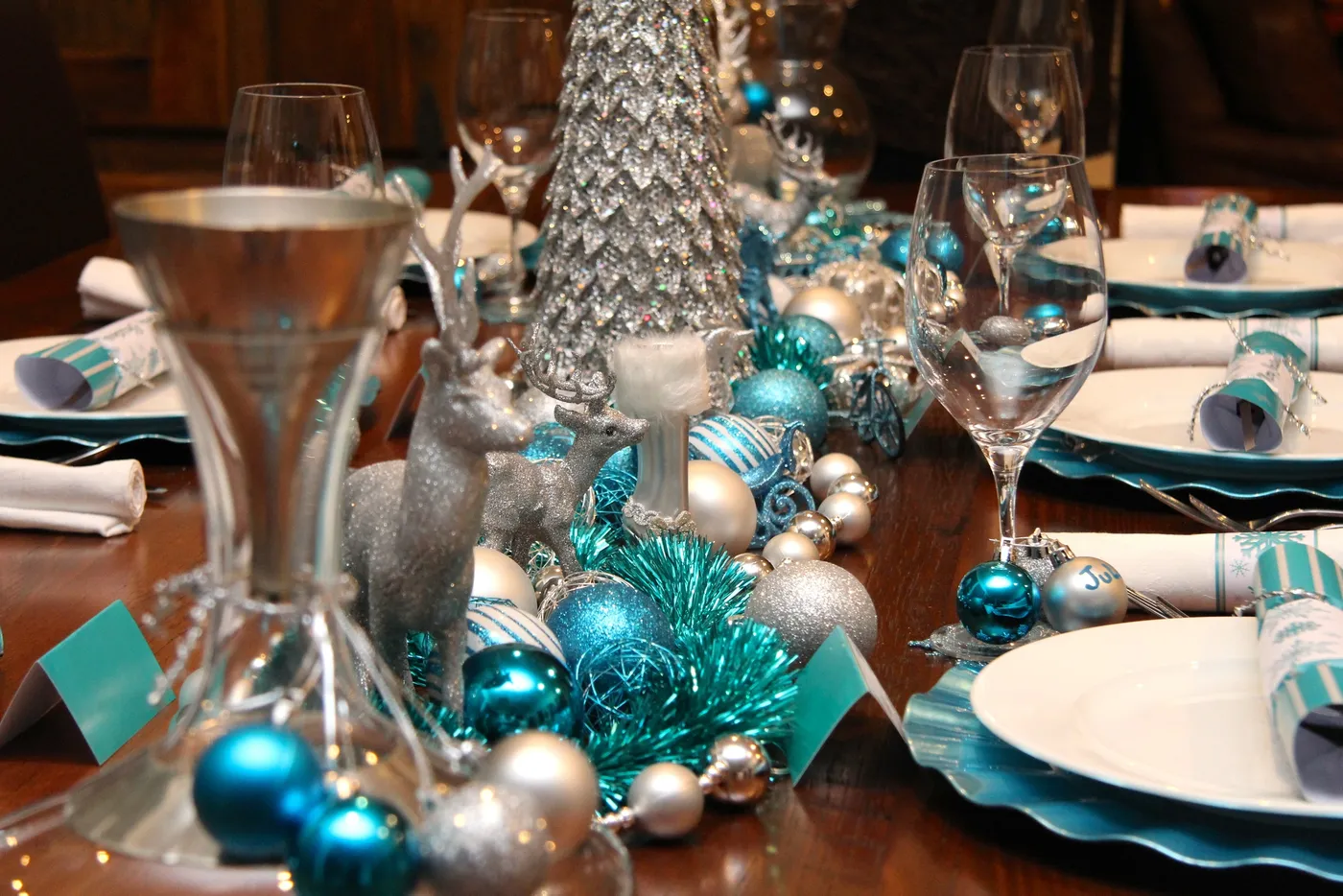 Christmas Table - Chic Blue and Silver Design — Chic Party Ideas