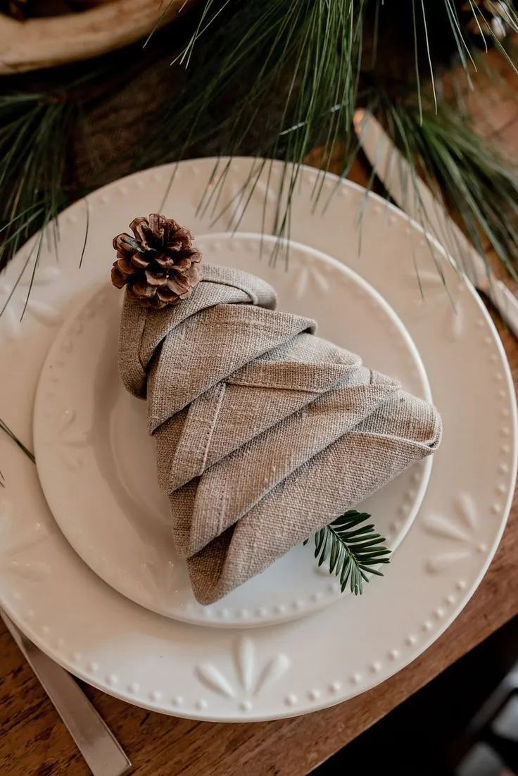 Christmas Table Decoration 2025 | Ideas & Trends for an Elegant Christmas |  Sapins.nl