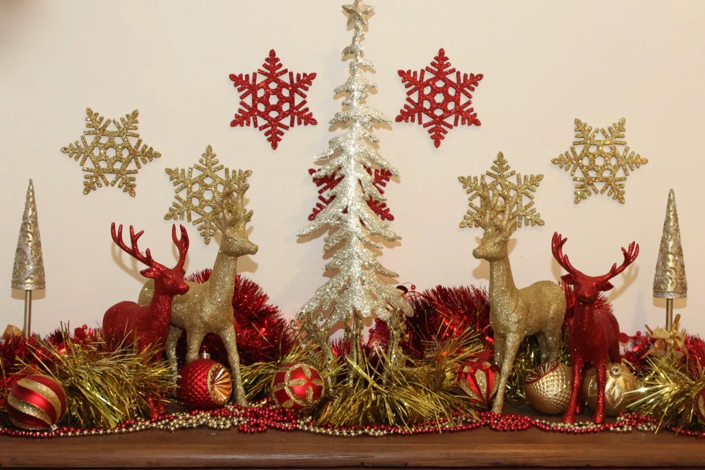 Christmas Table Setting Red and Gold Design — Blog — Chic Party Ideas