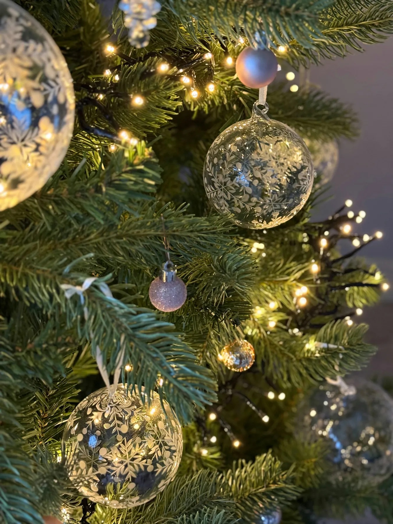 Christmas tree decorated with ornaments and lights - Free Photo on Unsplash