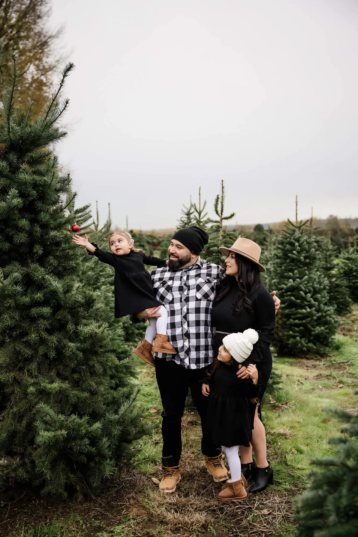 Christmas Tree Farm Family Photos: Outfit Tips & Posing Inspo