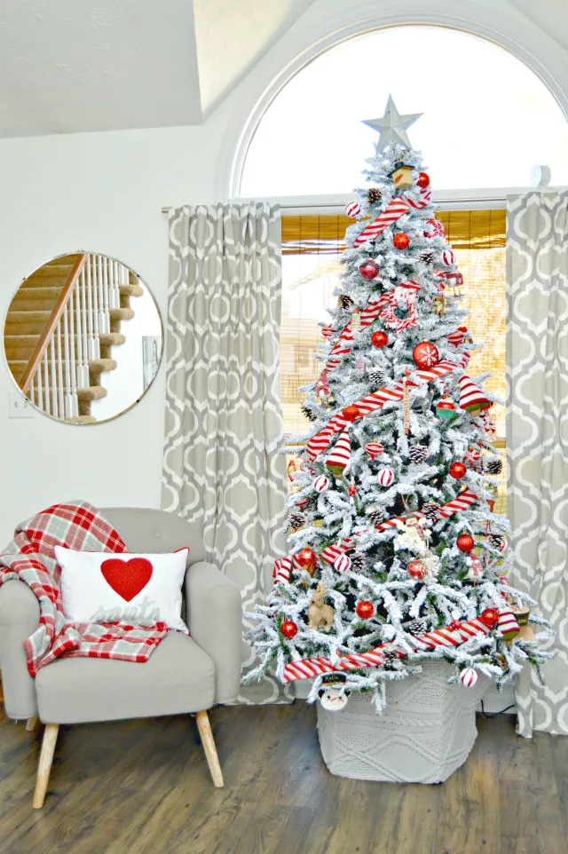 christmas-tree-red-white - Mom 4 Real