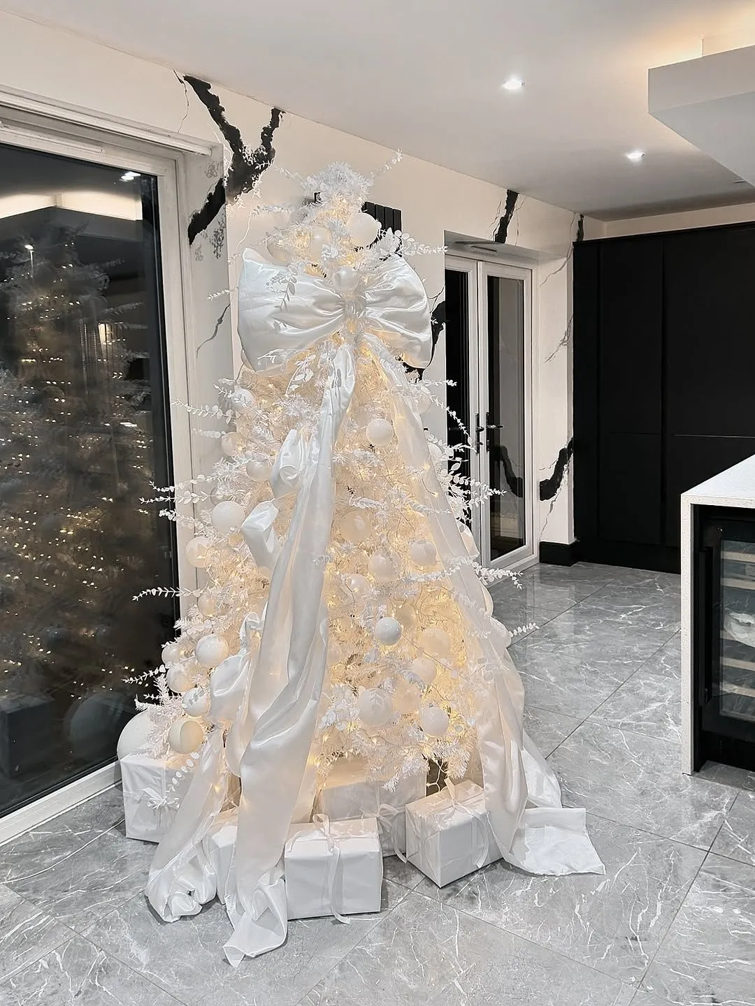 Christmas Tree White Contemporary Fiesta Ornaments 25 White Christmas Tree  Ideas That Rethink Holiday Decorating Without Going Traditional