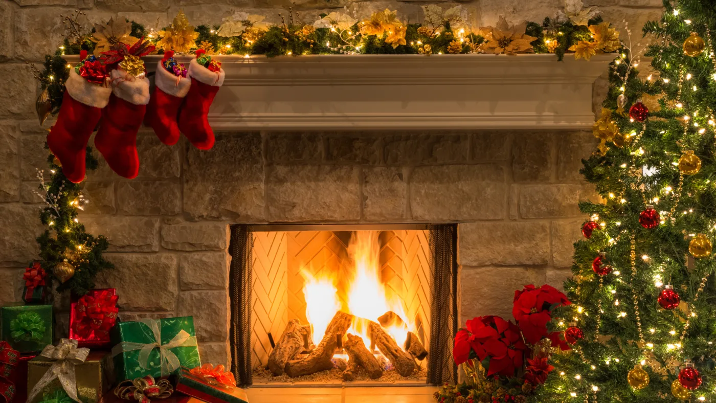 Christmas Village 2026 Fireplace / Comfortable Mantle Display