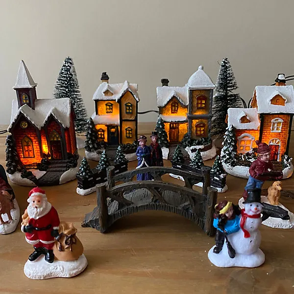 Christmas Village Set Scene For Windowsills Or Mantelpieces (24 Piece)