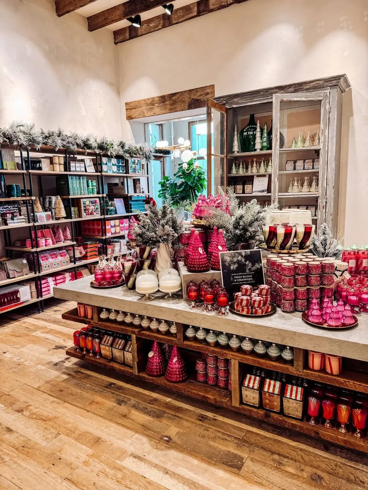 Christmas Visual Merchandising: How to Design a Holiday Store That Sells |  STEER Academy — STEER