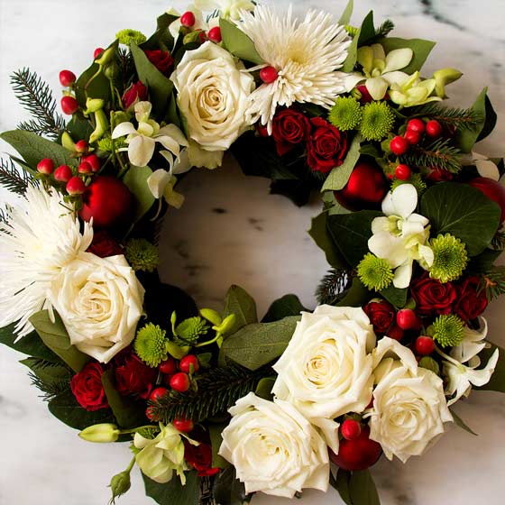 Classic christmas flower arrangements | Interflora