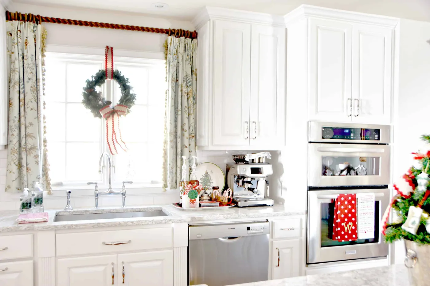 Classic Christmas Home Tour 2021 {Kitchen, Dining Room + Mud Room} – Dixie  Delights