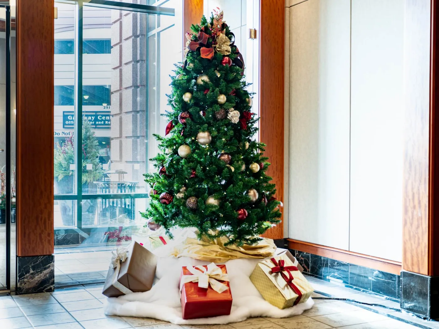 Commercial Interior Holiday Decorations & Displays | Chicago & Suburbs