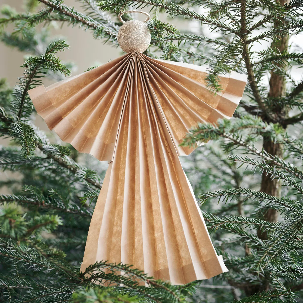 Create a cosy and festive atmosphere with this small paper angel from House  Doctor. It has been folded by hand and has a touch of nostalgia thanks to  the paper material. Make