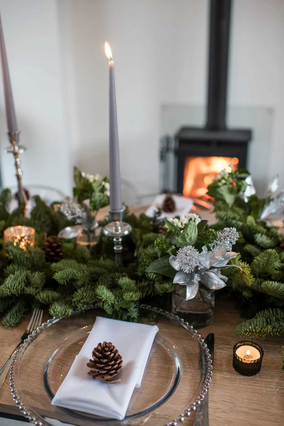 Create The Perfect Christmas Table Setting In Your Home