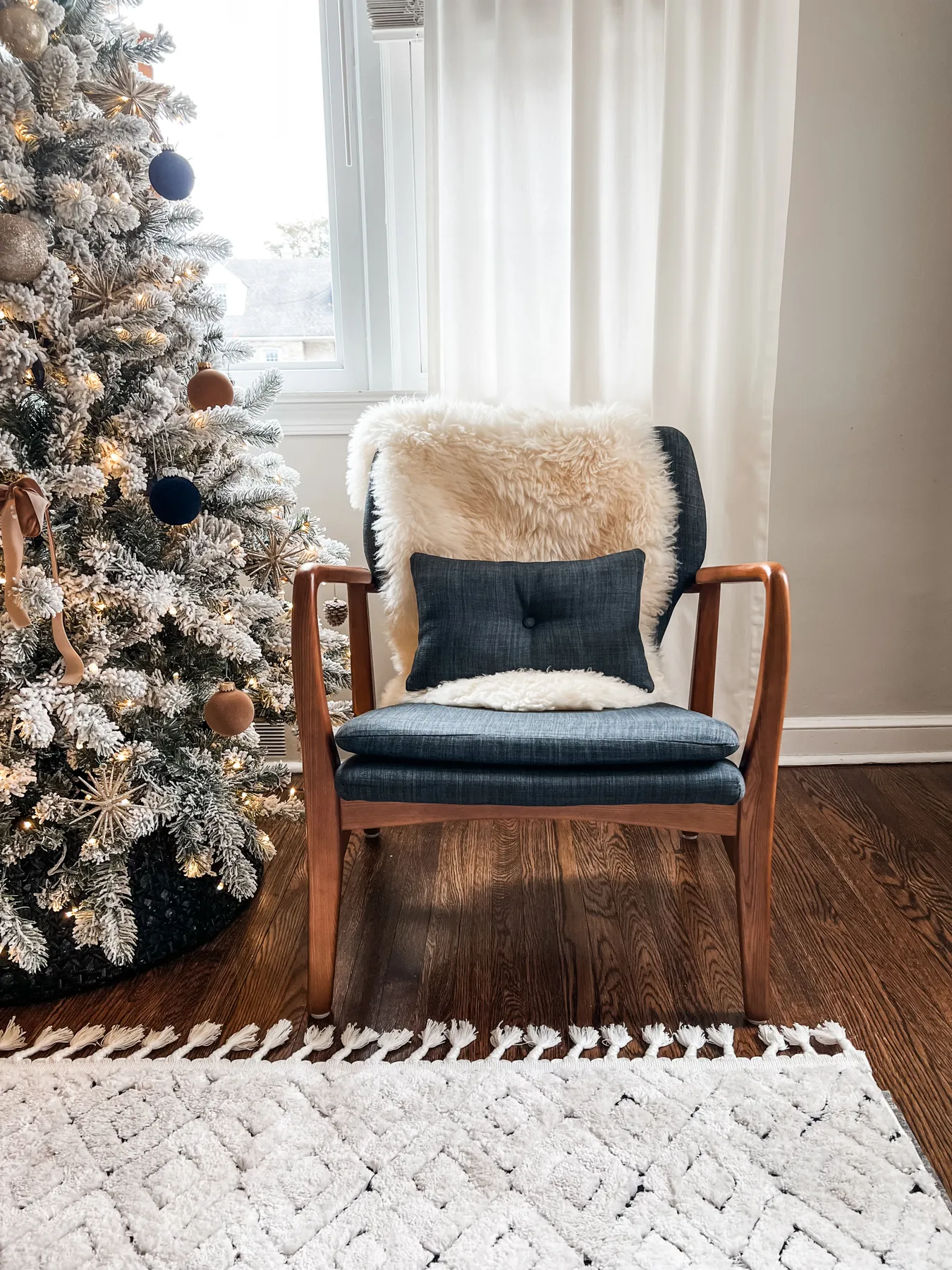 Creating a Mid-Century Modern Family-Friendly Living Room with Raymour &  Flanigan - Jill Urglavitch | @jurglavitch
