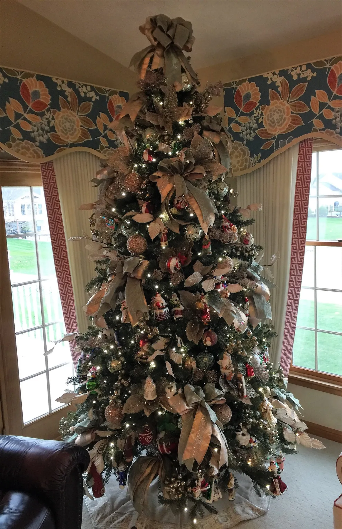 Decorate Your Christmas Tree Like an Interior Designer in 7 Steps - JSB  Designs