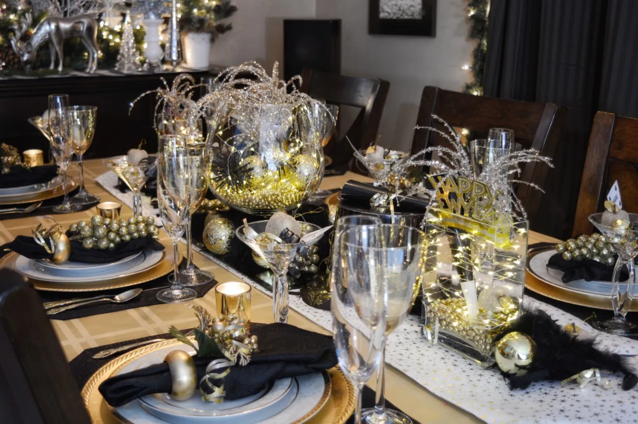 Dining Delight: New Year's Eve Gold & Black Tablescape