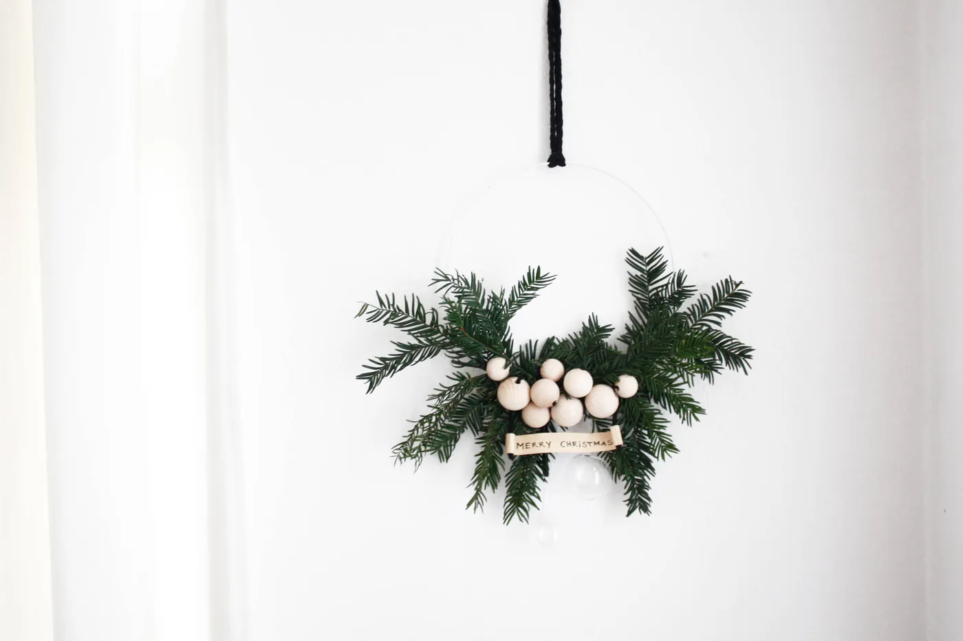 DIY Projects: A Beautifully Simple Christmas Wreath | Houzz NZ