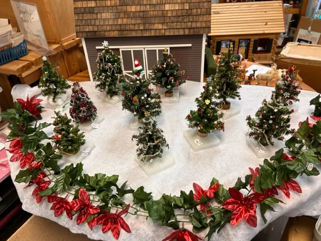 Dollhouse Christmas Trees from FINGERTIP FANTASIES Dollhouse Miniatures