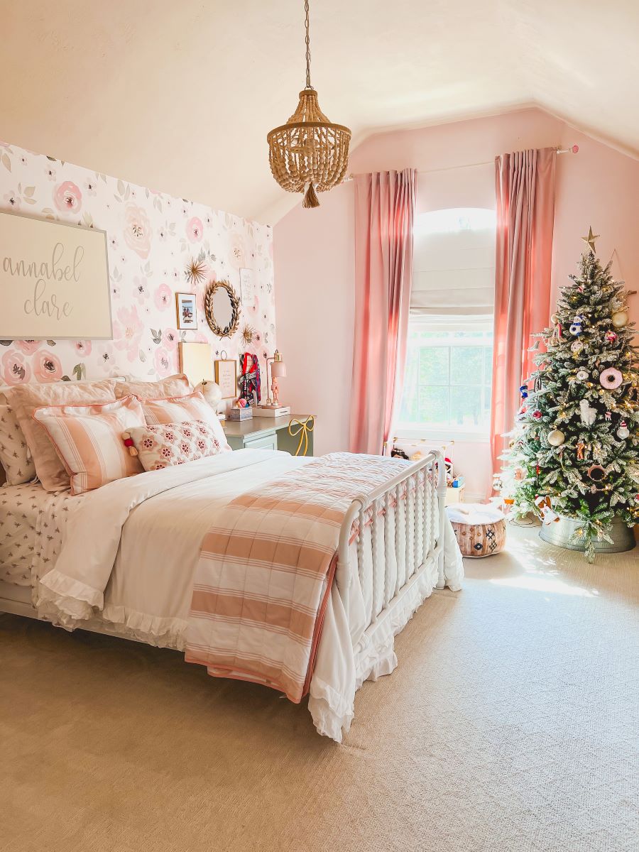 Easy and Inexpensive Ways to Decorate Bedrooms for the Holidays -