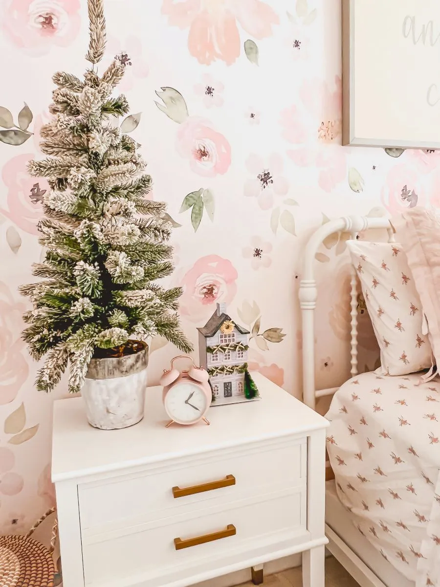 Easy and Inexpensive Ways to Decorate Bedrooms for the Holidays -