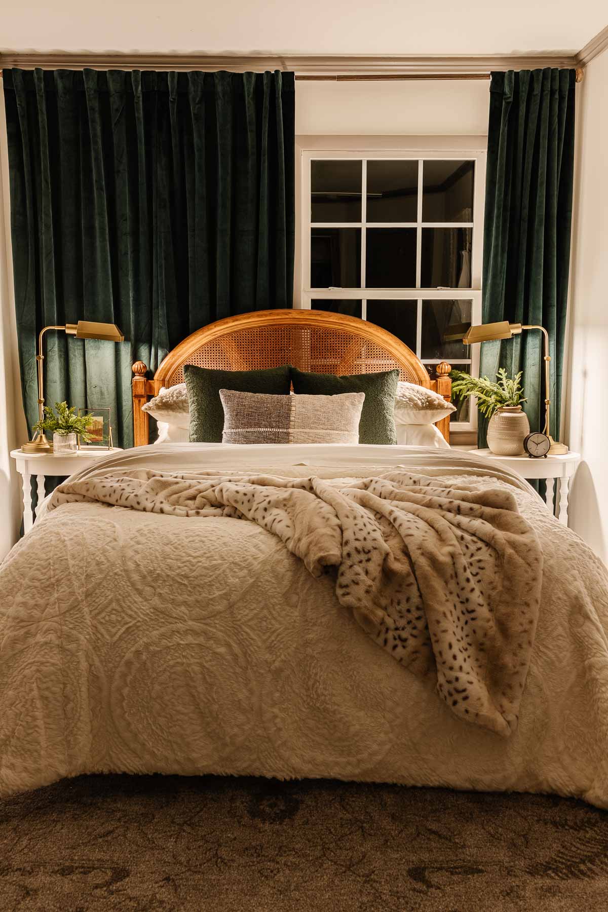 Easy Christmas Bedroom Decor Ideas for Cozy Winter Nights - Bless'er House