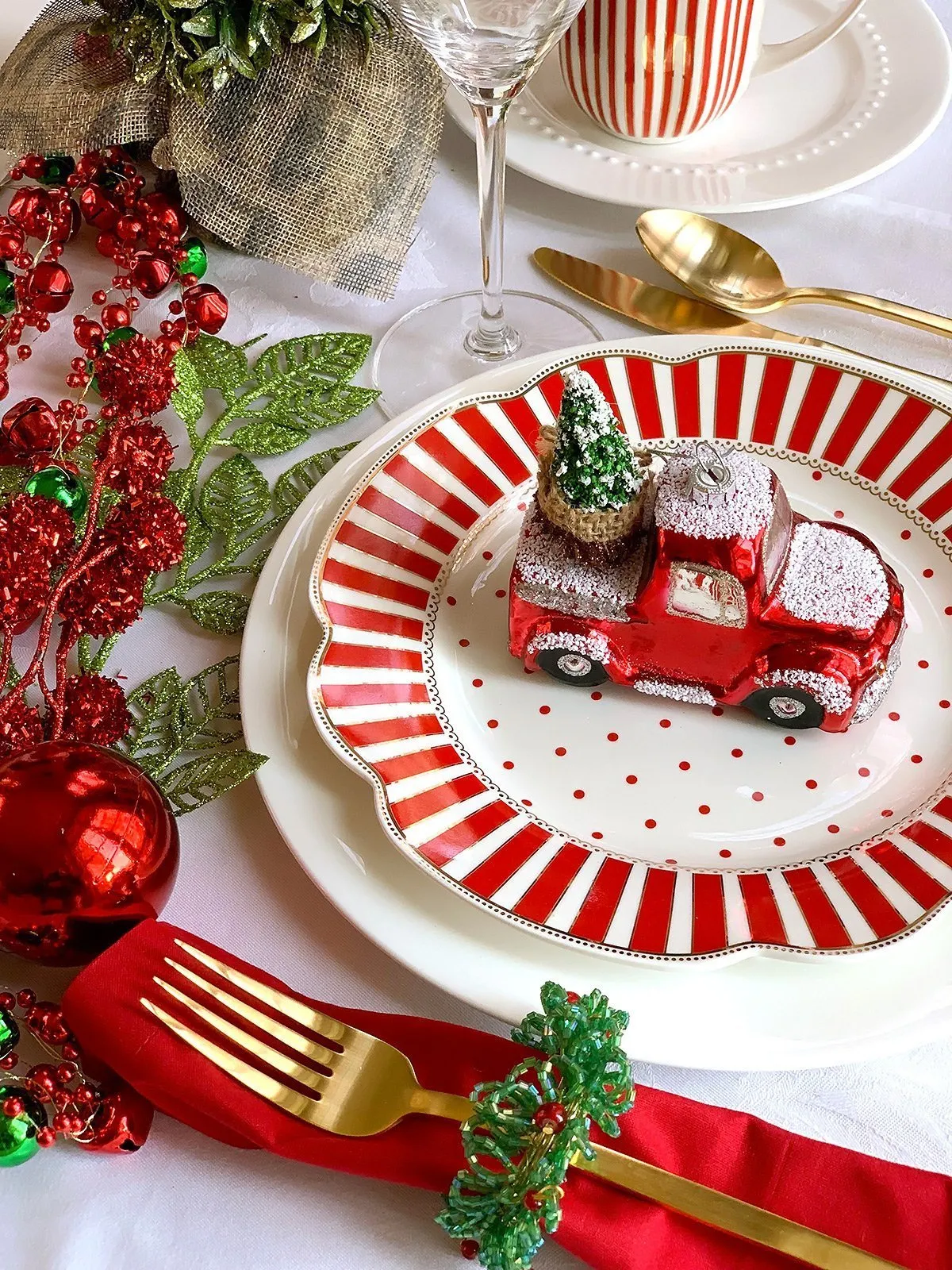Elegant Christmas Table Ideas (Place Settings and Decor) - Bloom