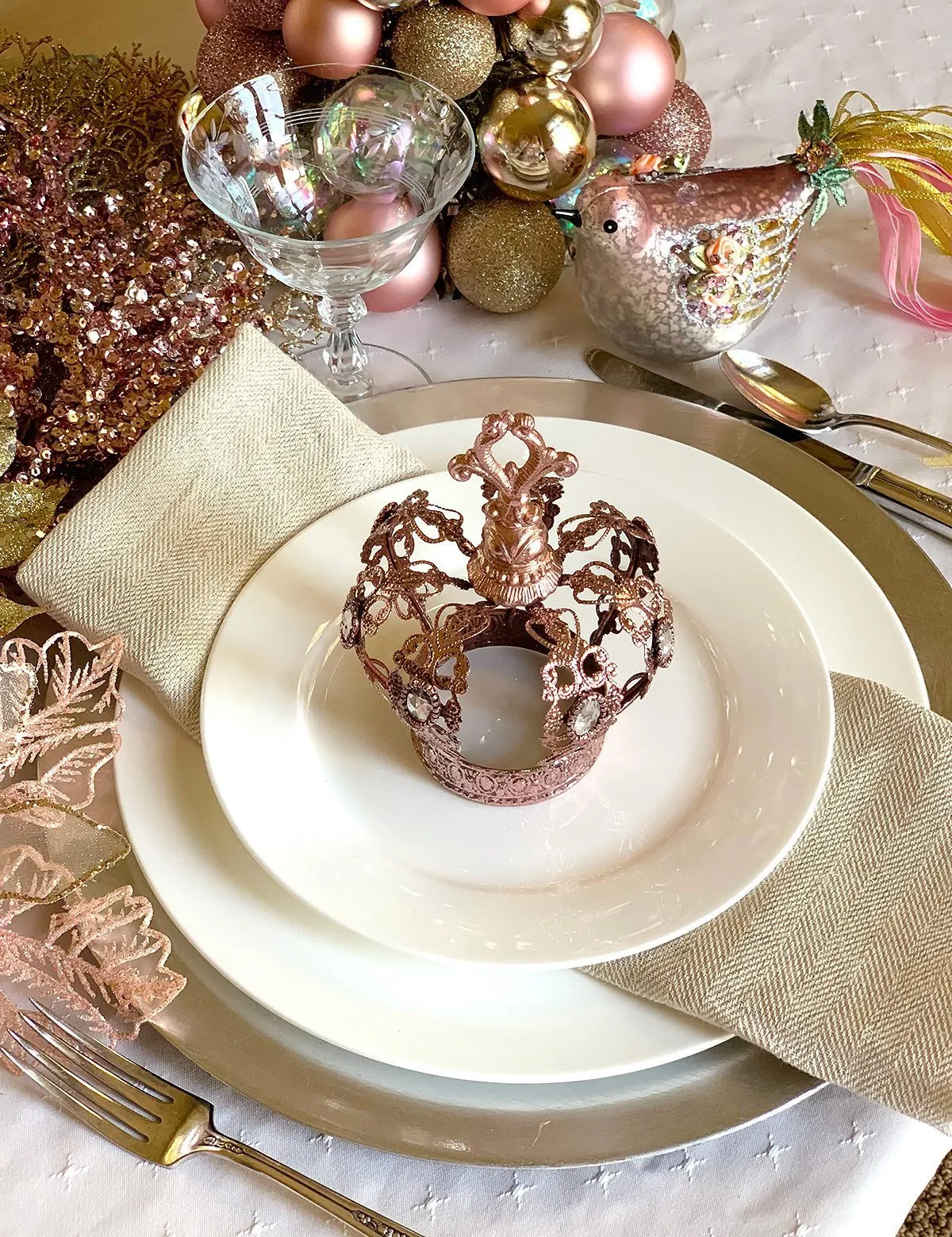 Elegant Christmas Table Ideas (Place Settings and Decor) - Bloom