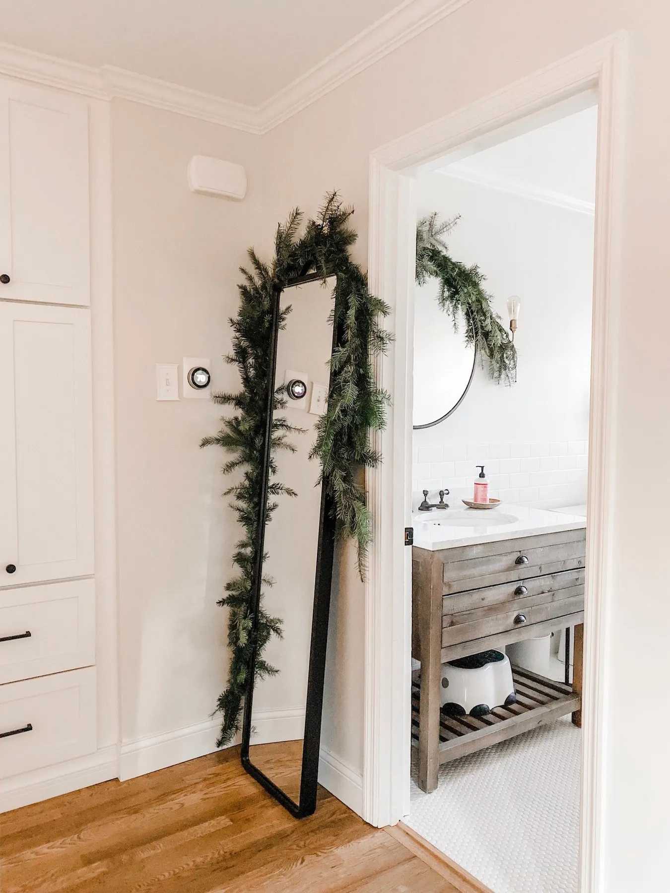 fresh-garland-on-the-mirror - Lovely Lucky Life