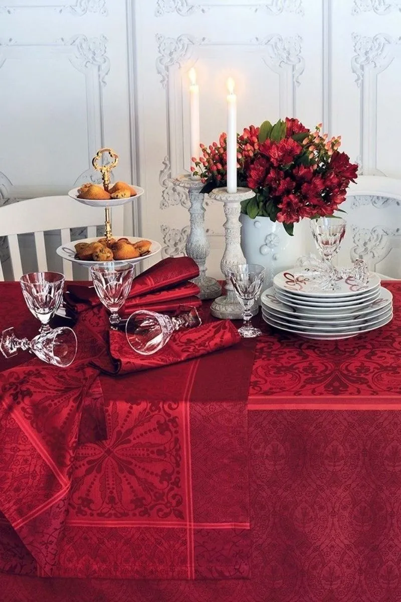 Garnier-Thiebaut Cassandre Table Runner 20'x58' Grenat – Chalet