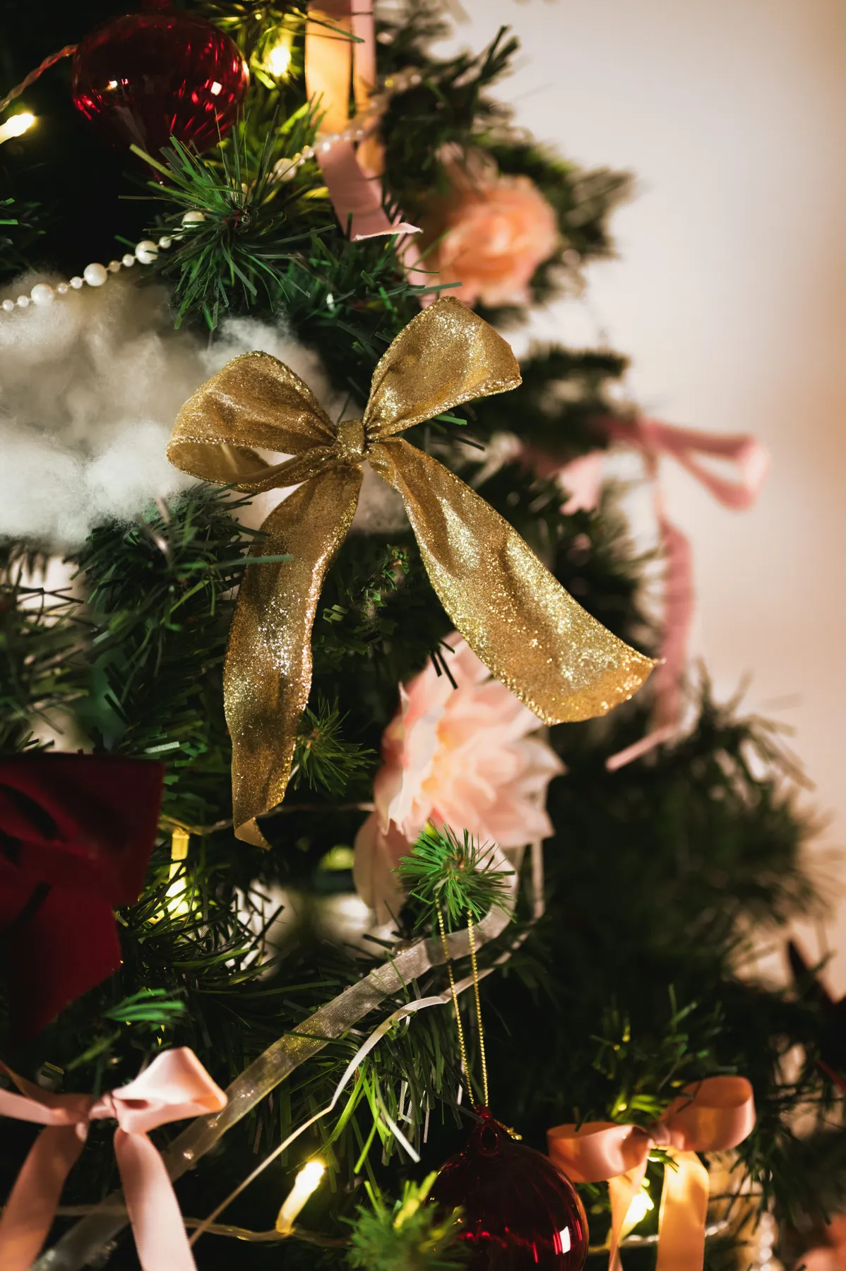 Golden bow on a decorated christmas tree photo – Free Christmas Image on  Unsplash