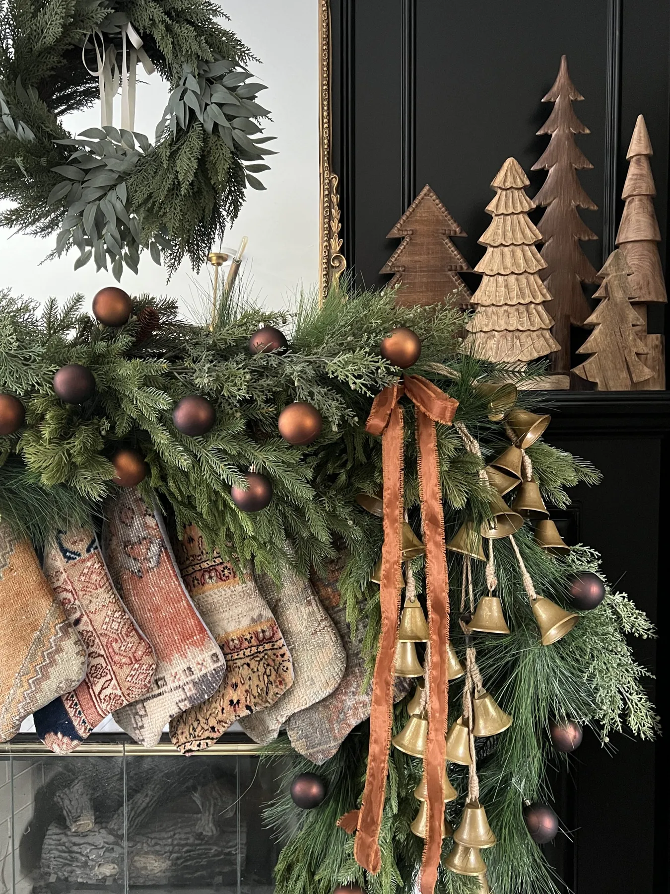 Holiday Mantel 2022 - Haneen's Haven