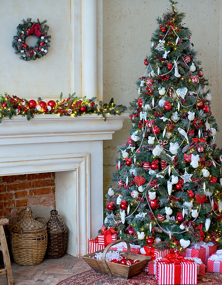 How to Coordinate Your Christmas Tree with Your Mantel